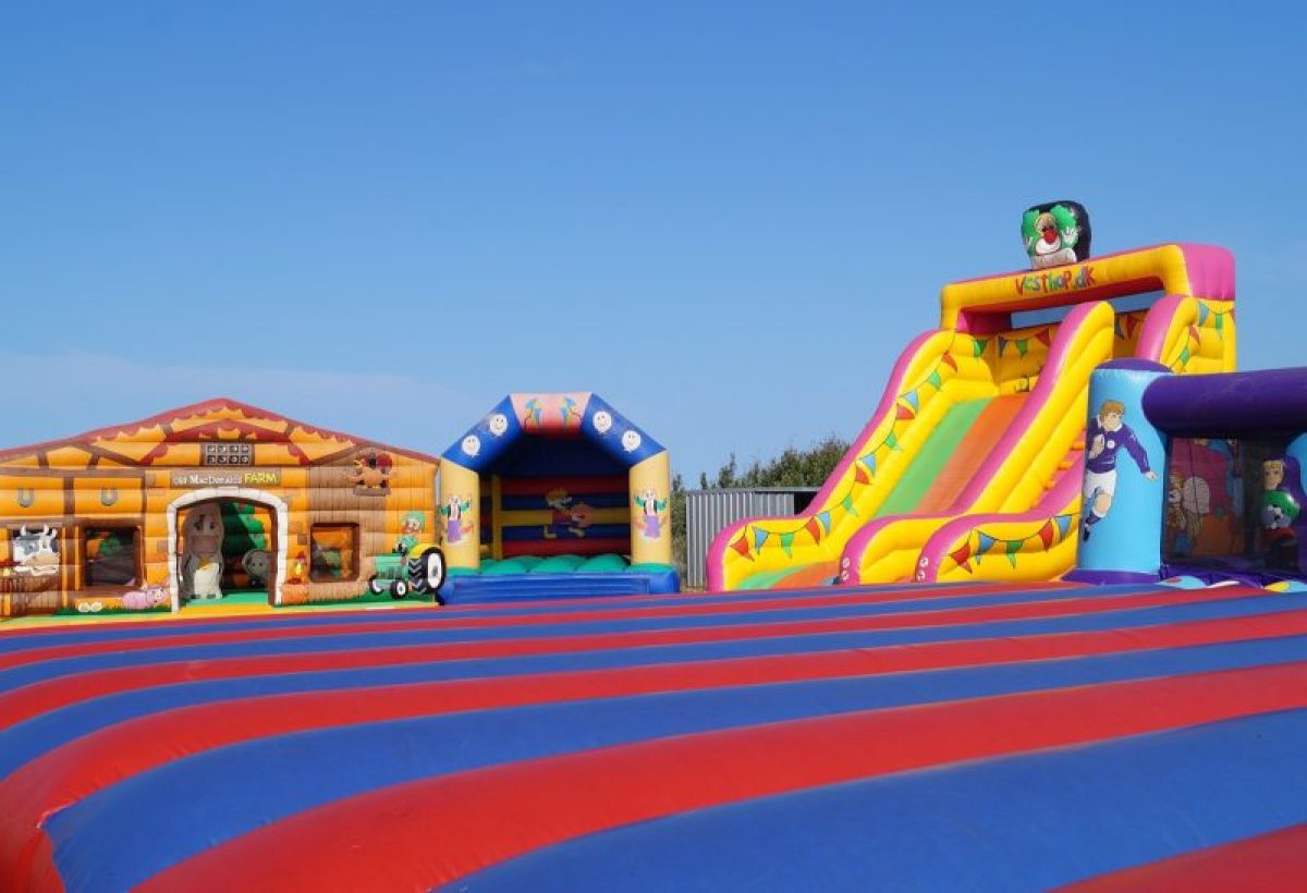 Castillos hinchables y fiesta de la espuma en los parques