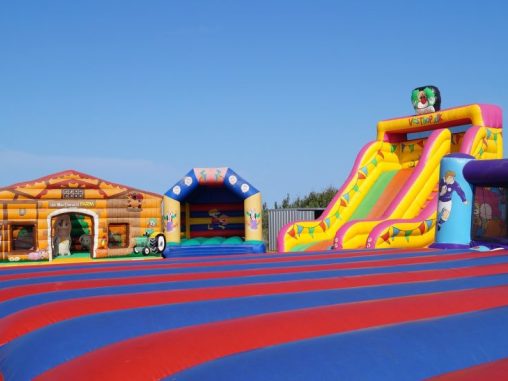 Castillos hinchables y fiesta de la espuma en los parques